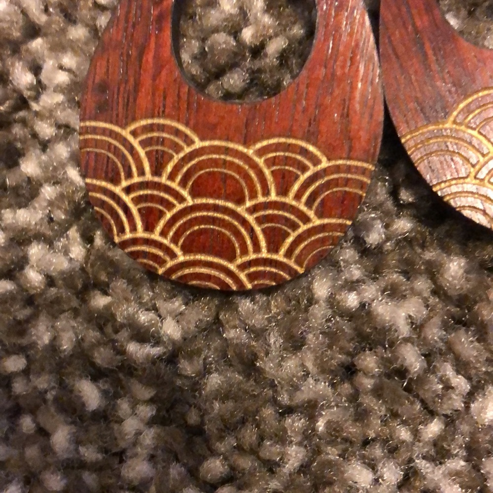 KOA Maui wood earrings inscribed WAVES - Picture 3 of 4